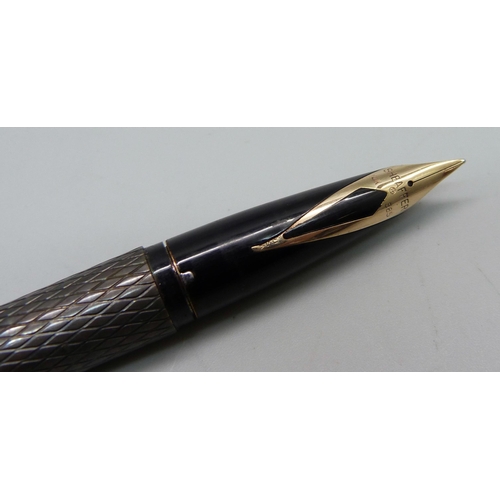 916 - A Sheaffer fountain pen with 14k nib, boxed