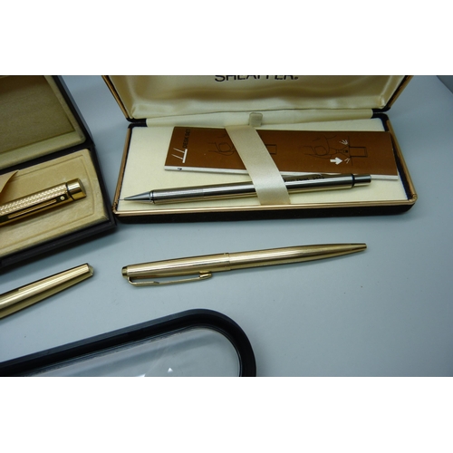 922 - A gold plated Sheaffer pen with 14ct gold nib, cased, two plated Parker pens and other pens