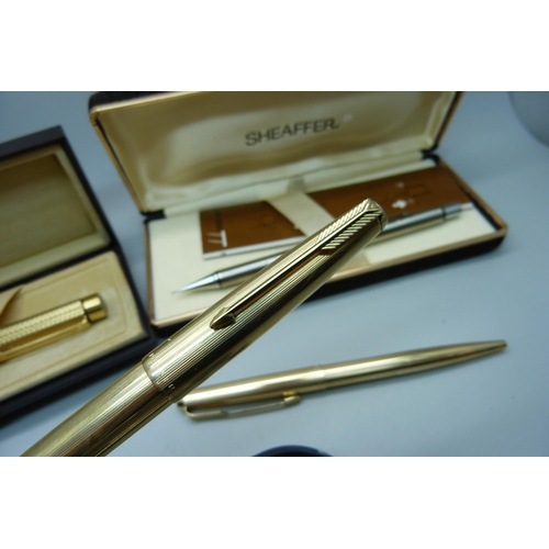 922 - A gold plated Sheaffer pen with 14ct gold nib, cased, two plated Parker pens and other pens