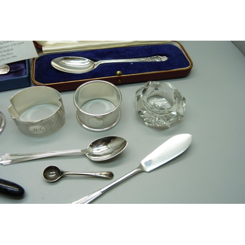 929 - A collection of silver items including napkin rings and spoons, 150g