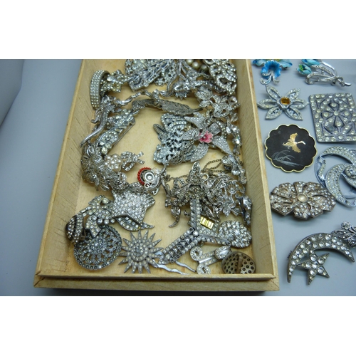 939 - A collection of vintage paste brooches