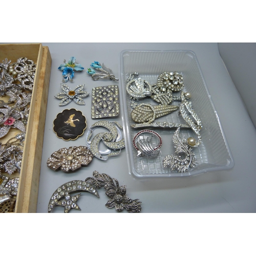 939 - A collection of vintage paste brooches