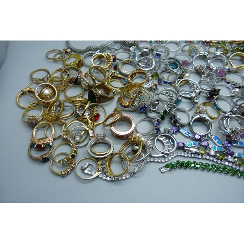 942 - A collection of costume jewellery including approximately 150 rings