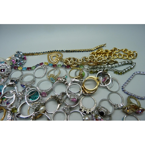 942 - A collection of costume jewellery including approximately 150 rings