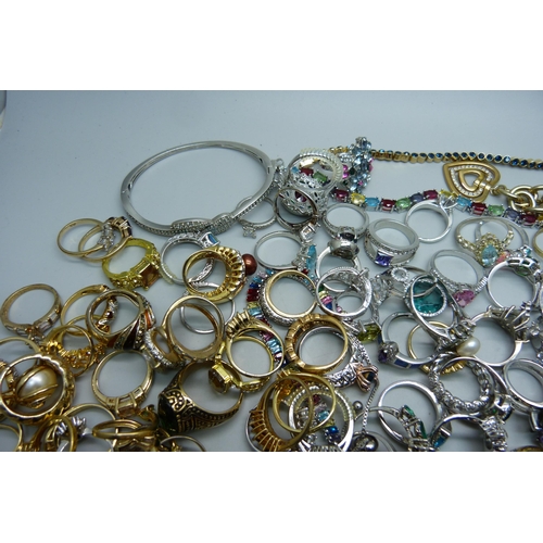 942 - A collection of costume jewellery including approximately 150 rings