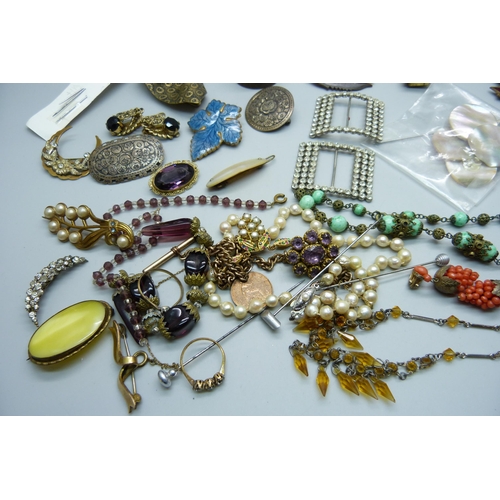 944 - Vintage jewellery, hat pins, brooches, rings, etc.