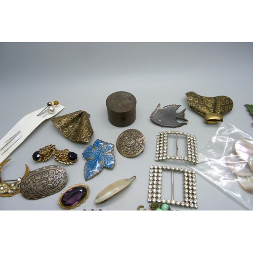 944 - Vintage jewellery, hat pins, brooches, rings, etc.