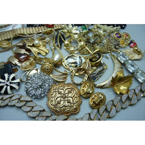 946 - A collection of gold plated and gold tone jewellery