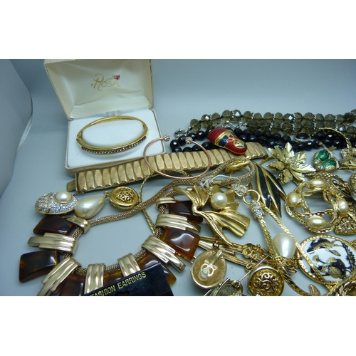 946 - A collection of gold plated and gold tone jewellery