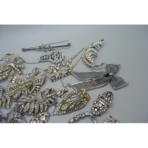 959 - Paste set jewellery, some a/f