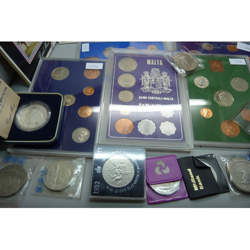 961 - A collection of commemorative crowns, etc.