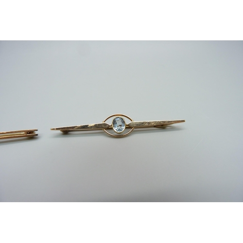 962 - A 15ct gold bar brooch with a central aquamarine and a 9ct gold and cabochon cut opal bar brooch, 5.... 