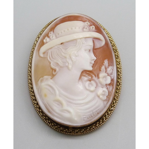 967 - A 9ct gold cameo brooch depicting a lady wearing a hat, 11.9g