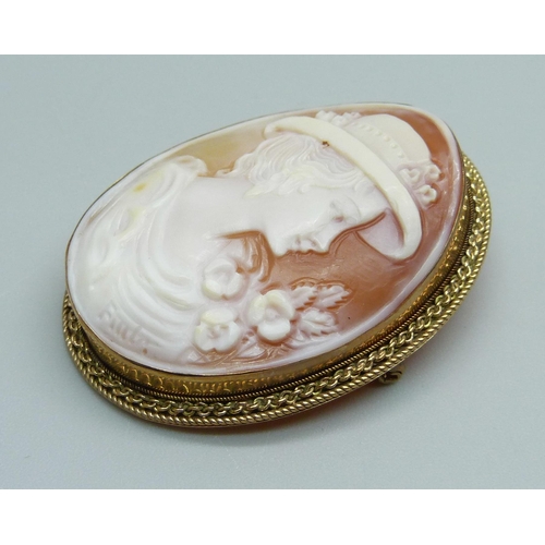 967 - A 9ct gold cameo brooch depicting a lady wearing a hat, 11.9g