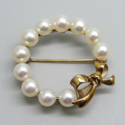 971 - A 9ct gold and cultured pearl brooch, 4.2g