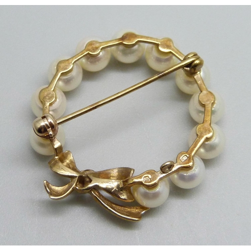 971 - A 9ct gold and cultured pearl brooch, 4.2g