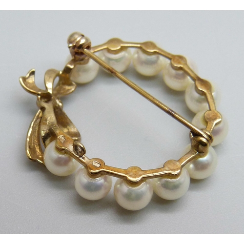 971 - A 9ct gold and cultured pearl brooch, 4.2g