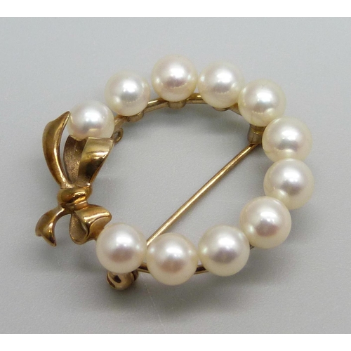 971 - A 9ct gold and cultured pearl brooch, 4.2g