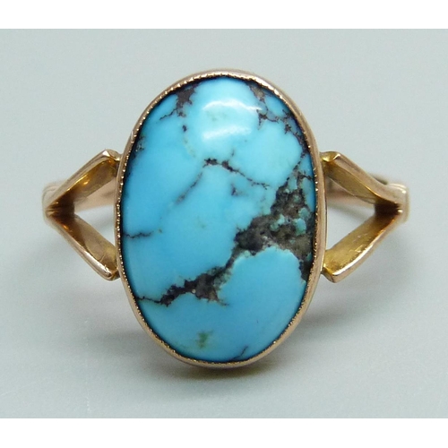 973 - A 9ct gold and cabochon cut turquoise ring, 2.4g, N