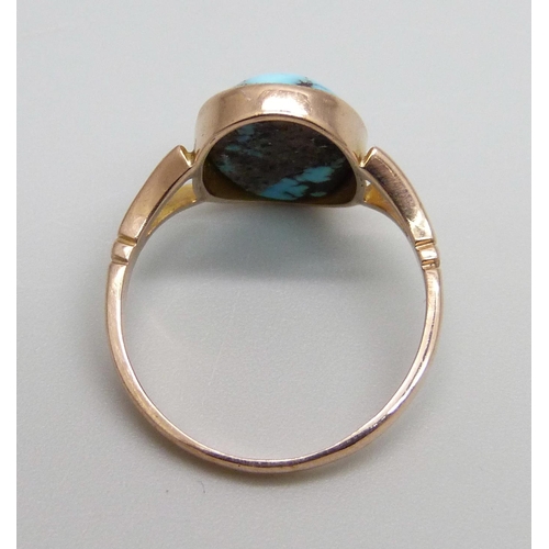 973 - A 9ct gold and cabochon cut turquoise ring, 2.4g, N