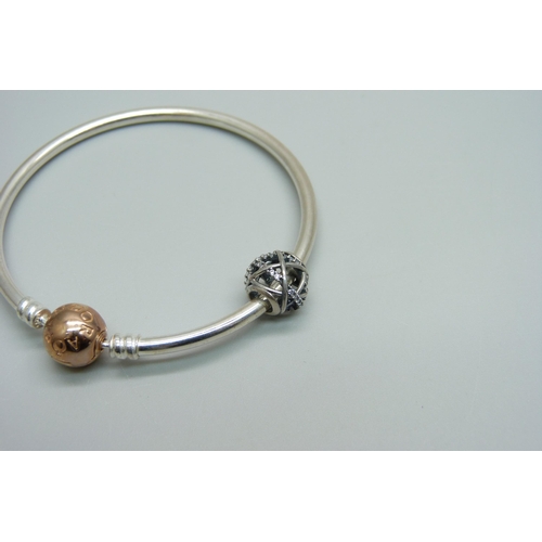 975 - A Pandora silver bracelet with a Pandora charm