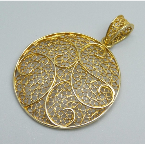 976 - A yellow metal filigree pendant with control marks, 5.2g