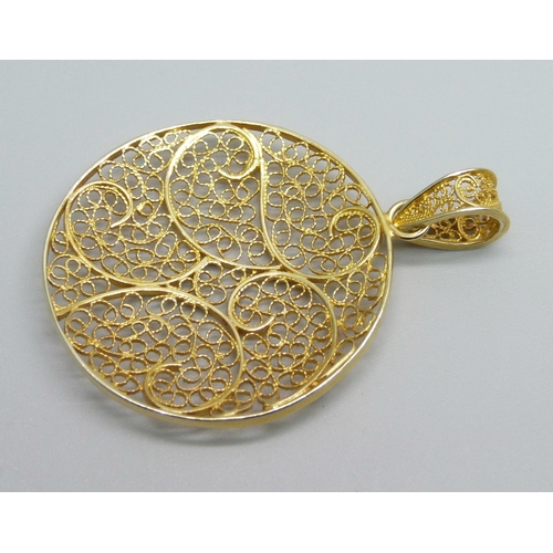 976 - A yellow metal filigree pendant with control marks, 5.2g