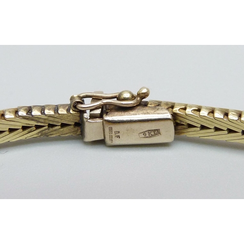 979 - A 9ct gold three tone bracelet, 13.1g