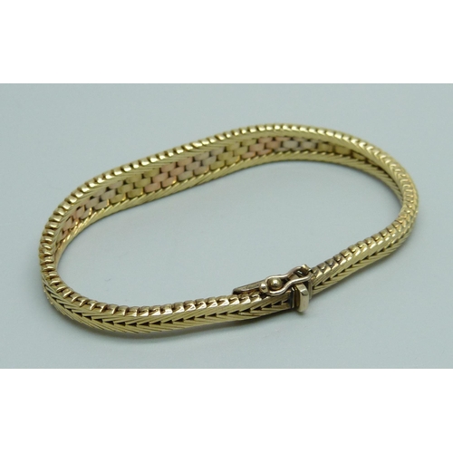 979 - A 9ct gold three tone bracelet, 13.1g