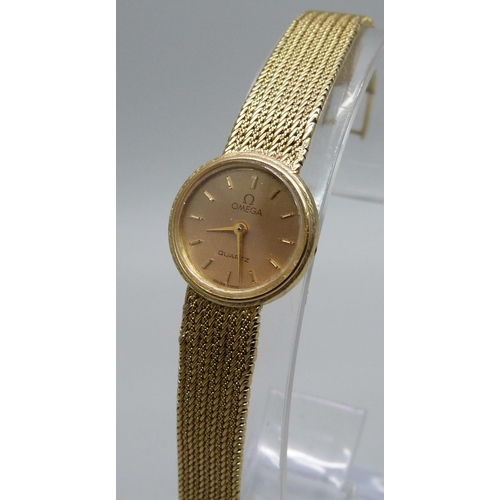 981 - A 9ct gold lady's Omega quartz wristwatch with a 9ct gold integrated strap, 22.9g