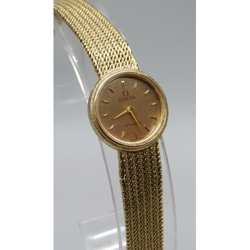 981 - A 9ct gold lady's Omega quartz wristwatch with a 9ct gold integrated strap, 22.9g