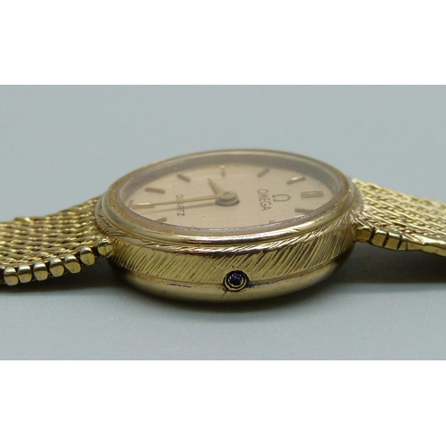 981 - A 9ct gold lady's Omega quartz wristwatch with a 9ct gold integrated strap, 22.9g