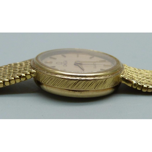 981 - A 9ct gold lady's Omega quartz wristwatch with a 9ct gold integrated strap, 22.9g