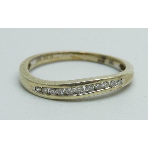 987 - A 9ct gold and eleven stone diamond ring, 1.5g, L