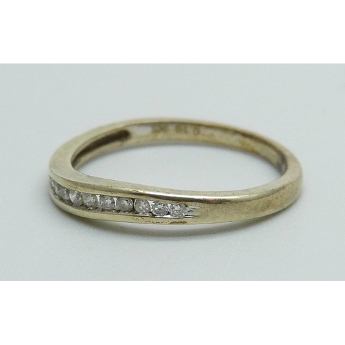 987 - A 9ct gold and eleven stone diamond ring, 1.5g, L