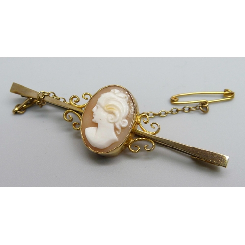 990 - A 9ct gold bar brooch set with a cameo, with metal pin, 4.3g