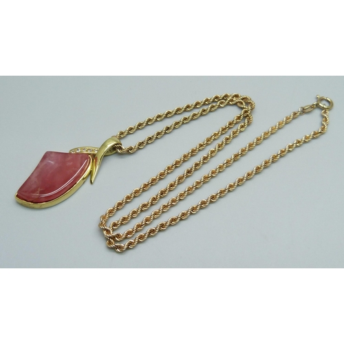 992 - A 9ct gold red quartz set pendant on a 9ct gold rope chain, 24g