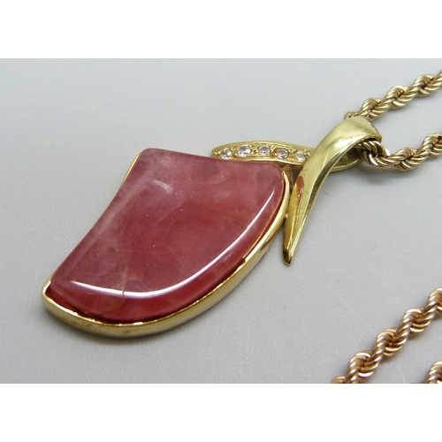 992 - A 9ct gold red quartz set pendant on a 9ct gold rope chain, 24g