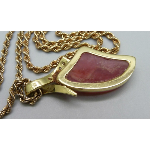 992 - A 9ct gold red quartz set pendant on a 9ct gold rope chain, 24g