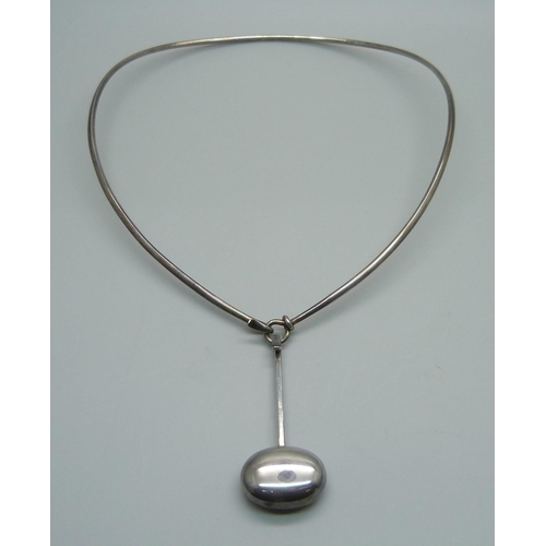 994 - A silver Georg Jensen 174 torque necklace and 301 drop form pendant, both designed by Viviana Torun ... 