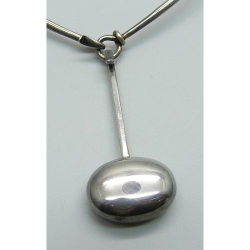 994 - A silver Georg Jensen 174 torque necklace and 301 drop form pendant, both designed by Viviana Torun ... 