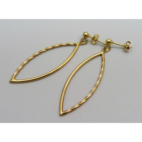 995 - A pair of 9ct gold earrings, 1.5g