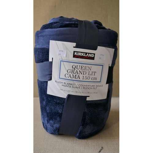 3031 - Plush Family Blanket (10ft), Kirkland Signature Queen Plush Blanket (92x98) *This lot is subject to ... 