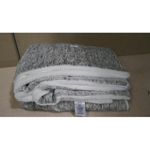 3039 - Faux Fur Ultimate Throw  (323-460) *This lot is subject to VAT