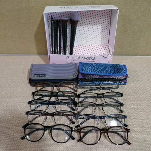 3064 - Fgx Ladies Classic Reading Glasses, Makeup Brush & Bag Set (323-431-435) *This lot is subject to VAT