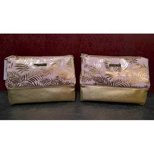 3134 - 2x 3-Section Tahari Cosmetic Case - Floral Print *Item is subject to VAT(319-533)