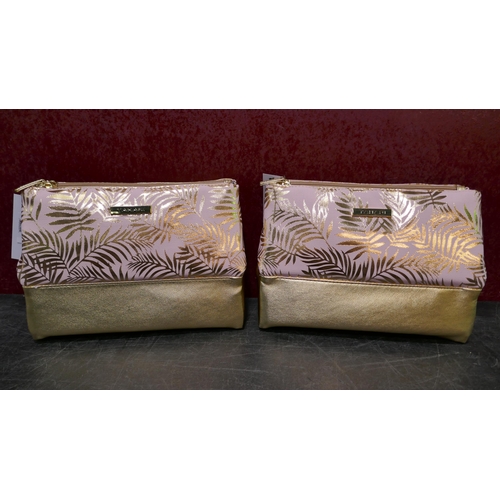 3135 - 2x 3-Section Tahari Cosmetic Case - Floral Print*Item is subject to VAT(319-534)