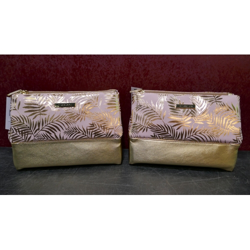 3137 - 2x 3-Section Tahari Cosmetic Case - Floral Print *Item is subject to VAT(319-536)