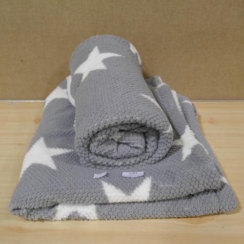 3161 - 2 star & grey blankets (323-538)  *This lot is subject to VAT