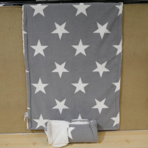 3161 - 2 star & grey blankets (323-538)  *This lot is subject to VAT